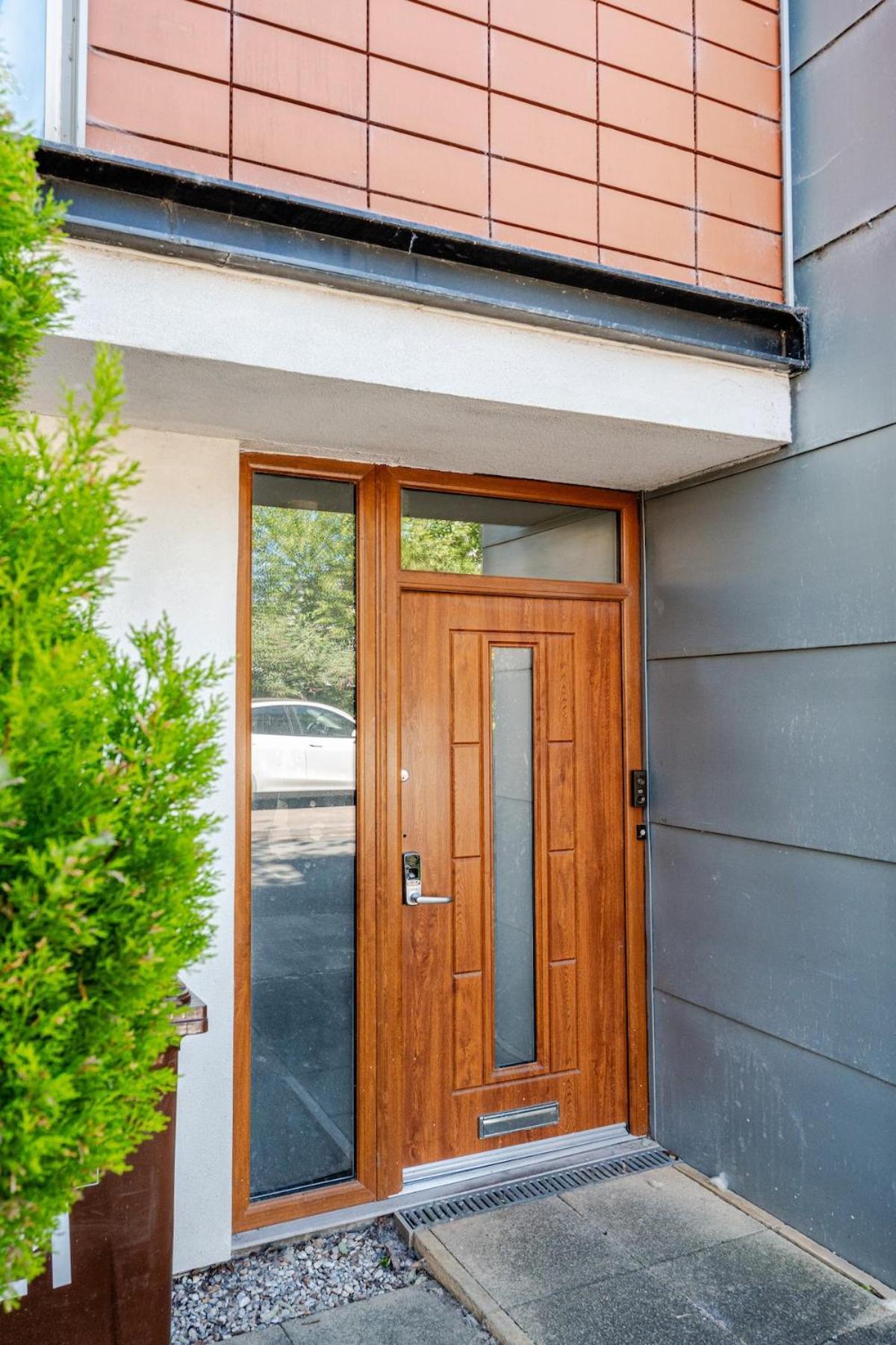 Comfortable 3-Storey House With Free Car Parking Манчестър Екстериор снимка
