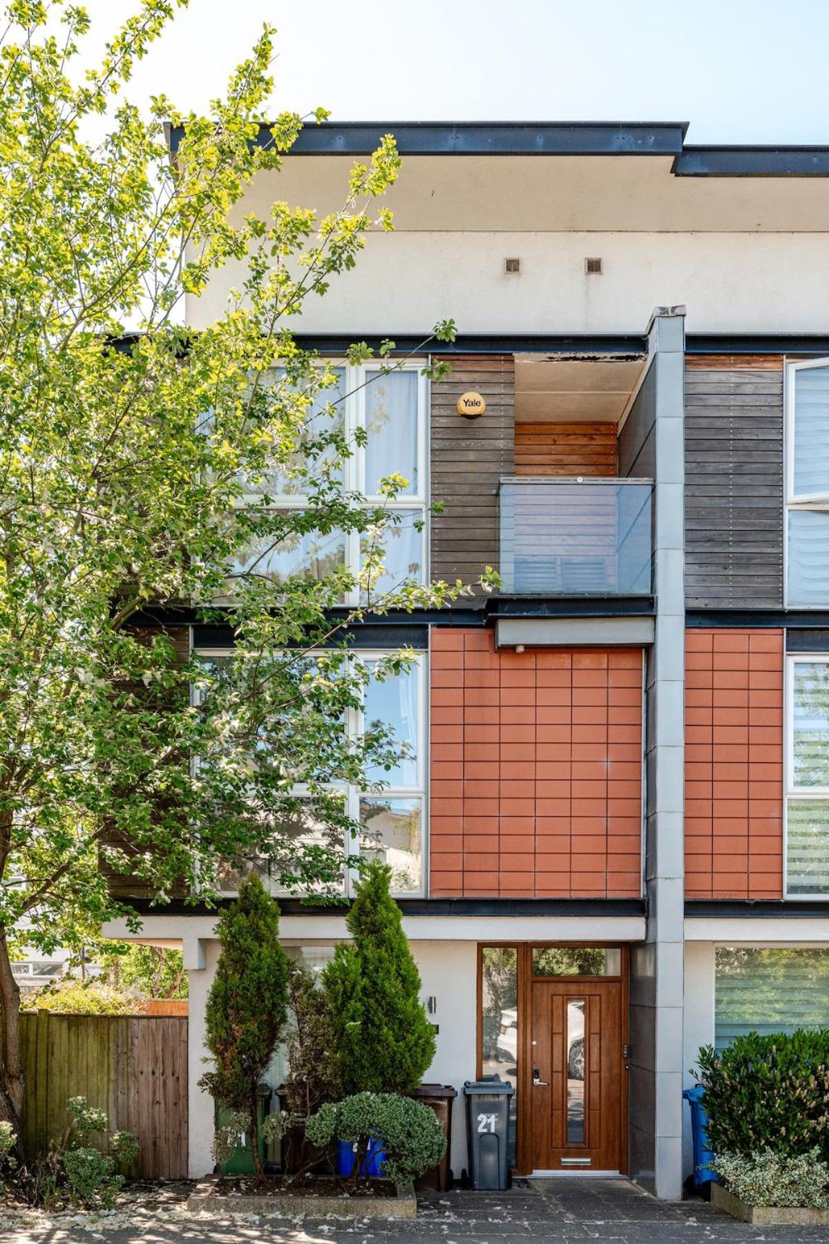 Comfortable 3-Storey House With Free Car Parking Манчестър Екстериор снимка