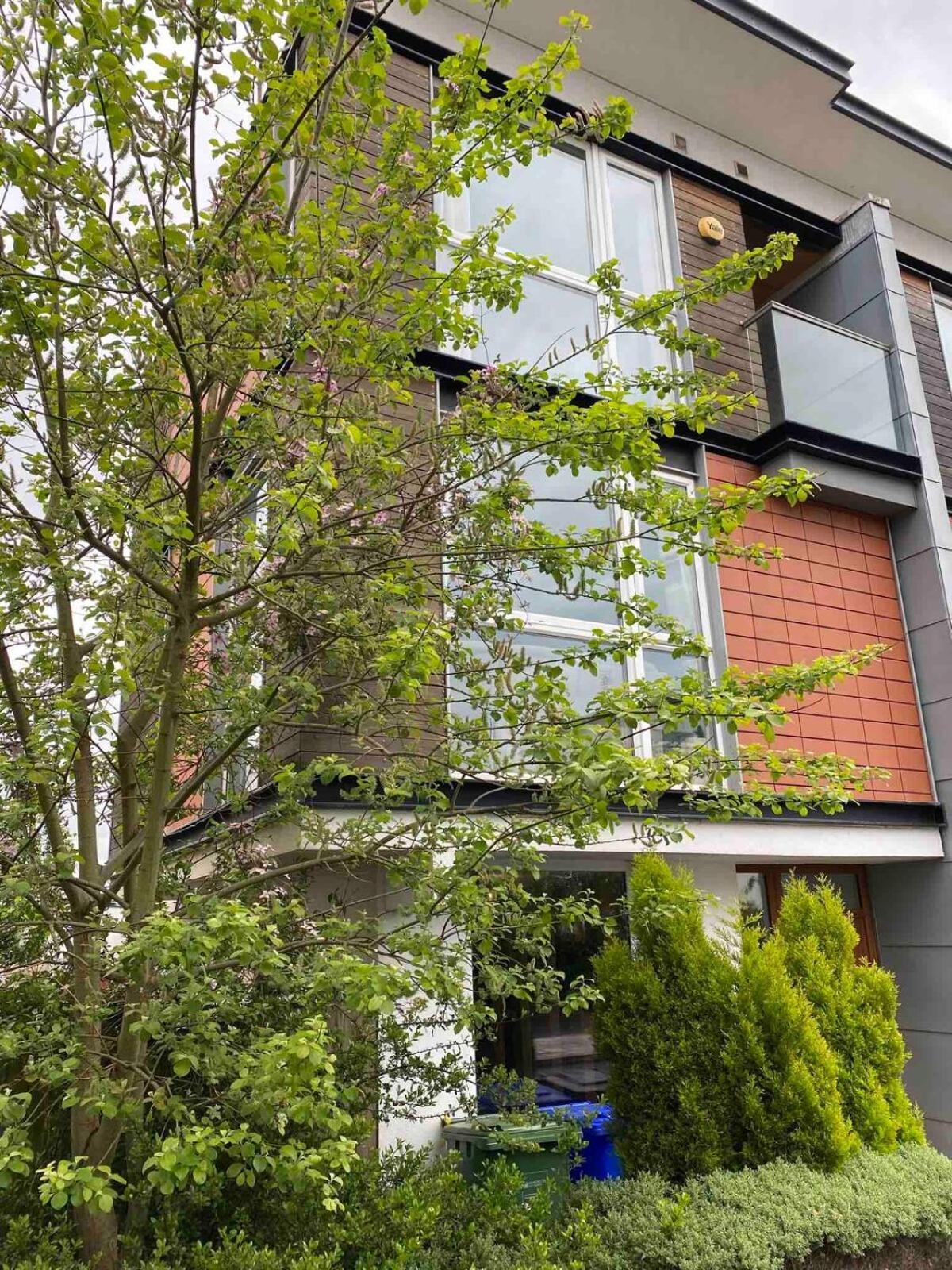 Comfortable 3-Storey House With Free Car Parking Манчестър Екстериор снимка